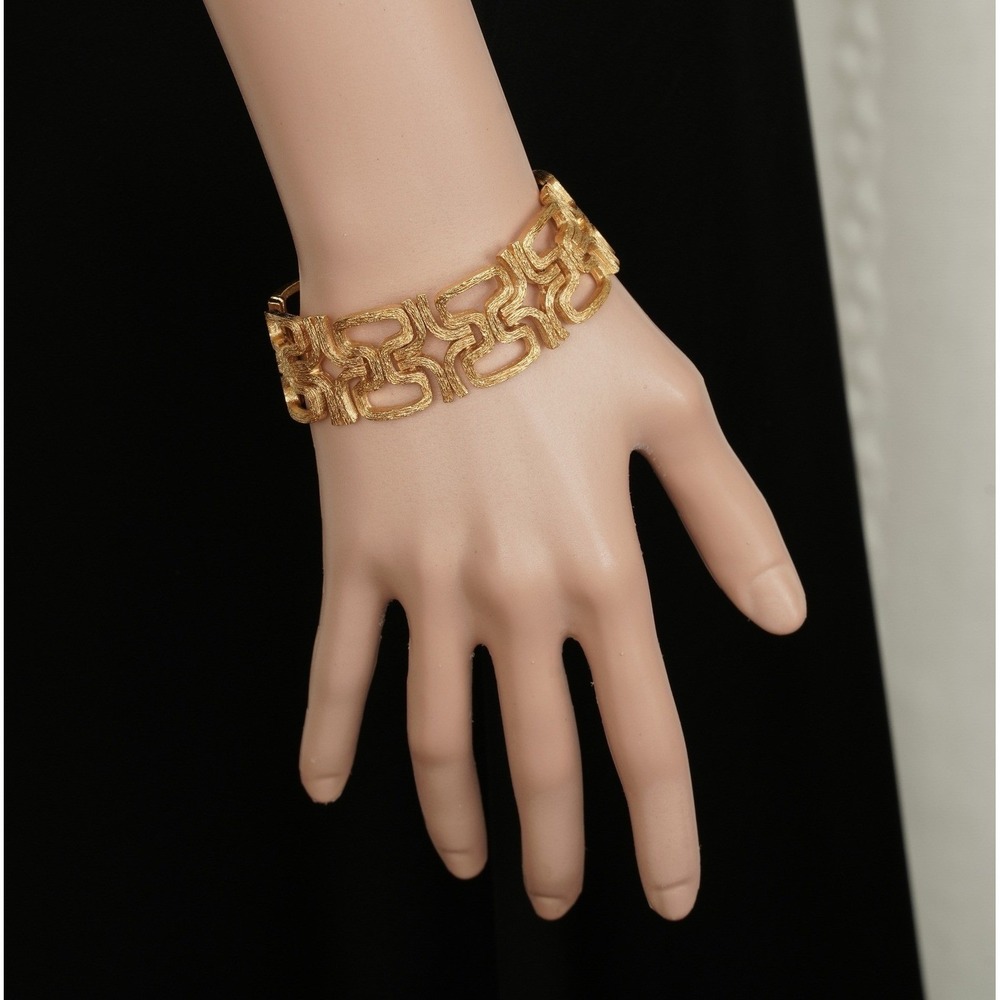 Vintage Signed Trifari Brutalist Gold Tone Textured Statement Bracelet Pristine - Picture 6 of 8